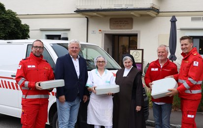 © Rotes Kreuz Eferding Lieferwagen Essen auf Rädern mit Mitarbeitern Rotes Kreuz und Vertretern der Parkküche St. Teresa