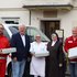 Lieferwagen Essen auf Rädern mit Mitarbeitern Rotes Kreuz und Vertretern der Parkküche St. Teresa