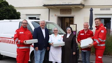 Lieferwagen Essen auf Rädern mit Mitarbeitern Rotes Kreuz und Vertretern der Parkküche St. Teresa