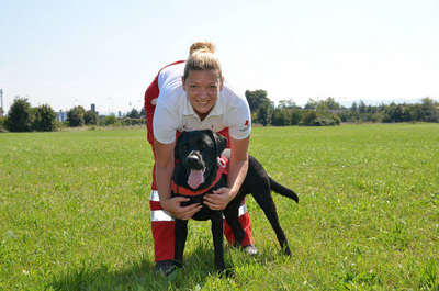 Sabine Wesp mit Barney - © RK NÖ/Staffel Schwechat Hundeführerin Sabine Wesp mit Labrador Retriever - Rüden Barney