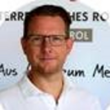 Matthias Stark - © Rotes Kreuz Innsbruck, Matthias Stark Zu sehen ist das Portrait von Matthias Stark vor dem Rotkreuz Logo