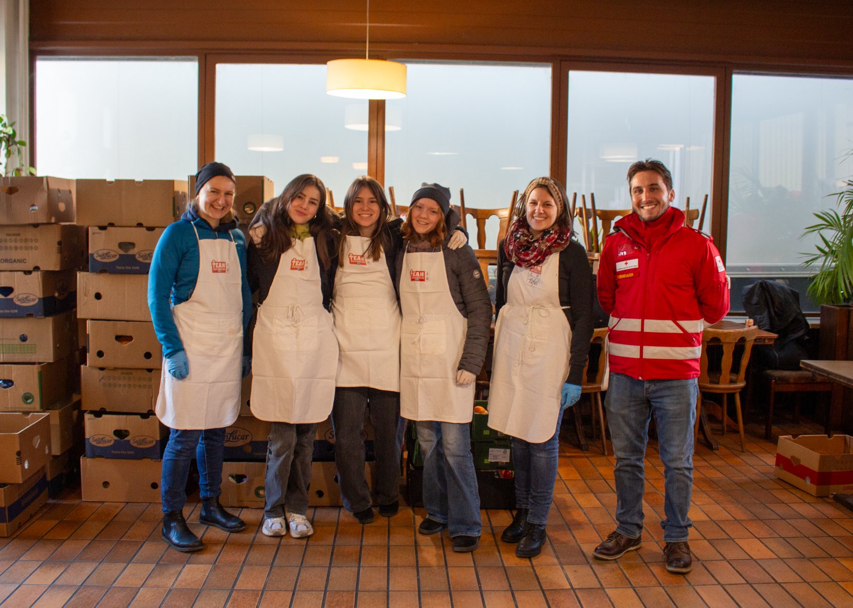 TOET_SuS_Gruppe - © Rotes Kreuz Graz-Stadt / L. Vorraber Sechs Personen bei der Team Österreich Tafel