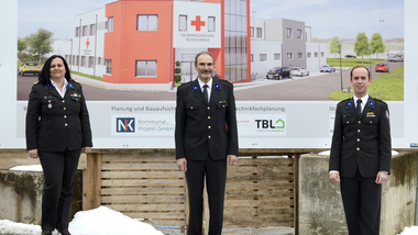 Das wiedergewählte Führungstrio der Rotkreuz-Bezirksstelle Neulengbach vor der Baustelle des neuen Hauses: Bezirksstellenleiter HR Mag. Johannes Hiller mit seinen beiden Stellvertretern Katrin Wiesinger und Daniel Rauchecker.