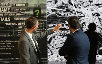 Philippe Stoll und ein weiterer Mann zeigen auf ein Bild