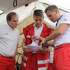 Mitarbeiter des Roten Kreuzes besprechen sich gerade vor Veranstaltungsbeginn über die Abwicklung des Ambulanzdienstes
