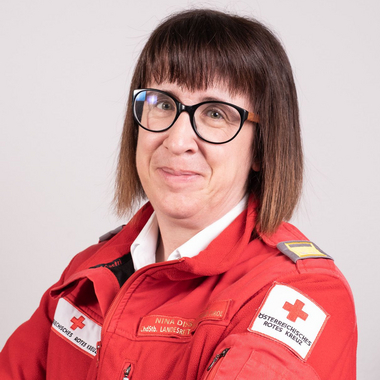 Nina Dissertori - © Rotes Kreuz Tirol Andreas Amplatz Nina Dissertori im Portrait und Roter Uniform