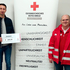 Admir Hodzic übergibt Rotkreuz-Markt-Mitarbeiter Franz Mair Warengutscheine
