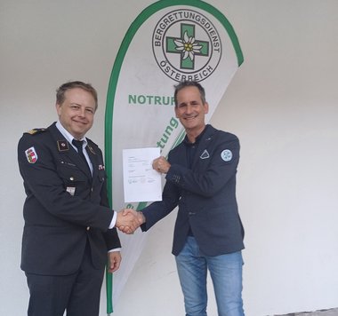 Landesbergrettungsarzt Wolfgang Farkas und Landesrettungskommandant Clemens Ebster anlässlich der Kooperation zwischen Bergrettung Salzburg und Rotem Kreuz Salzburg.