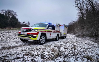 VW Amarok im RK-Design mit Anhänger am Waldrand