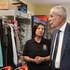 Der Bundespräsident sieht sich im RK Markt in Stadl-Paura um