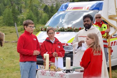 Pfarrer und Mitglieder des Jugendrotkreuzes bei einer Messe