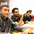 Abbas Amiri (links im Bild), 29, und Ahmad Novzay (rechts im Bild), 21, aus Afghanistan haben sich wiedergefunden. Das Rote Kreuz hat die beiden voneinander getrennten wieder zusammengeführt.