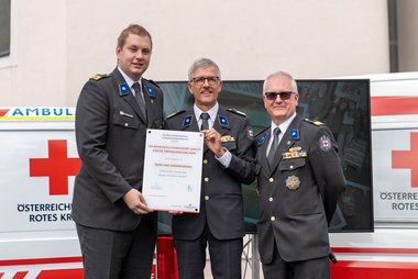 Vizepräsident Werner Schlögl (Mitte) überreichte Bezirksstellenleiter Wolfgang Uhrmann (links) und Stellvertreter Heinz Preisz (rechts) die Urkunde zum 65-jährigen Bestehen der Bezirksstelle.