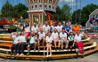 Teamfoto von einem Teil der Bewirtungsmannschaft des Waidhofner Volksfestes im Jahr 2025 am Kettenkarussell.