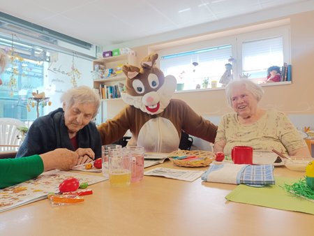 Der Osterhase mit Bewohnerinnen beim Basteln