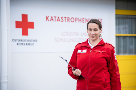 Freiwillige vor KHD-Zentrum