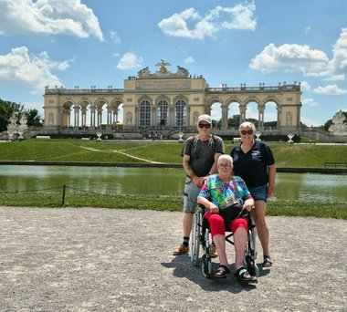 Waltraud vor der Gloriette