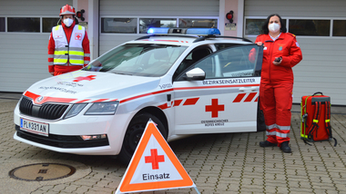 Rotkreuz-Bezirksstellenkommandantin Katrin Wiesinger mit Rotkreuz-Bezirkseinsatzleiter Dominik Huber vor dem BEL- Fahrzeug, das im Einsatzfall besonderes Equipment, wie zusätzliche Funkgeräte oder Kennzeichnungen, mitführt.