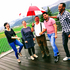 Fünf motivierte und fröhliche Mitarbeiterinnen des Roten Kreuzes Tirol auf der Terrasse des Landesverbandes strahlen in die Kamera
