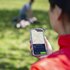 Eine Person hat ein Handy in der Hand und die Lebensretter:innen-App offen.