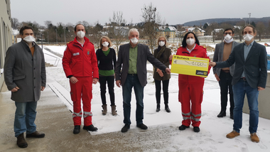 StR Schabschneider, BLStv Rauchecker, GR Löffler, Bgm Wohlmuth, StRin Rigler, BL Wiesinger, StR Steinwendtner, Vzbgm Mühlbauer bei der Spendenübergabe an das Rote Kreuz.