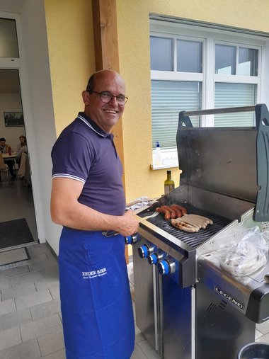 Ein Mann am Griller