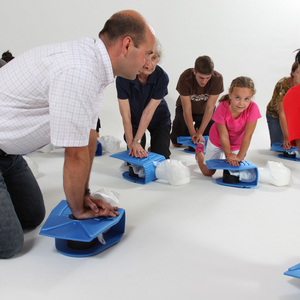 © Österreichisches Rotes Kreuz (ÖRK)/Markus Hechenberger Wien-Inzersdorf, August 2010, Erste Hilfe ist kinderleicht und kennt keine Altersgrenze. Übungssituation mit Actar-Puppen. Herzdruckmassage.