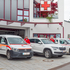 3 unterschiedliche RK-Transportfahrzeuge für die Gesundheits- und Sozialen Dienst stehen mit 4 RK-Mitarbeitern vor dem Gebäude der RK-Bezirksstelle Osttirol