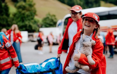 Kind mit Plüschtier bei der Ankunft am Landesjugendcamp