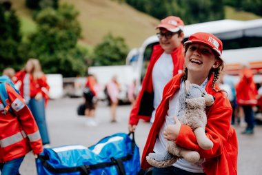 Kind mit Plüschtier bei der Ankunft am Landesjugendcamp