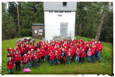 Eine Gruppe Jugendrotkreuzkinder vor einer Aussichtswarte