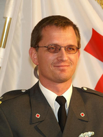 FGG6: Werner Zechner - © Rotes Kreuz Knittelfeld FGG6 - Werner Zechner - in Ausgangsuniform vor einer Rotkreuz-Standarte.