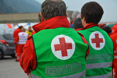 Krisenintervention - © Rotes Kreuz Tirol Andreas Mader Zu sehen sind zwei Mitarbeiter des Kriseninterventionsteams von hinten. Sie beobachten ein Einsatzgeschehen. die Aufnahme stammt von einer Übung des Roten Kreuzes Tirol