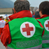 Zu sehen sind zwei Mitarbeiter des Kriseninterventionsteams von hinten. Sie beobachten ein Einsatzgeschehen. die Aufnahme stammt von einer Übung des Roten Kreuzes Tirol