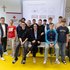 Das Jugendrotkreuz Salzburg bietet gemeinsam mit dem Land Salzburg Workshops zu „Psychischer Erste Hilfe“ für Schüler:innen in Salzburg an. (v.l.n.r.) Caroline Lamprecht (Workshopleiterin), Anton Lettner (Landesleiter des Jugendrotkreuzes Salzburg), Andrea Neuhofer (Operative Leiterin, Jugendrotkreuz Salzburg) und die teilnehmenden Schüler:innen.