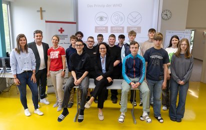 Das Jugendrotkreuz Salzburg bietet gemeinsam mit dem Land Salzburg Workshops zu „Psychischer Erste Hilfe“ für Schüler:innen in Salzburg an. (v.l.n.r.) Caroline Lamprecht (Workshopleiterin), Anton Lettner (Landesleiter des Jugendrotkreuzes Salzburg), Andrea Neuhofer (Operative Leiterin, Jugendrotkreuz Salzburg) und die teilnehmenden Schüler:innen.
