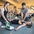 Erste Hilfe wird geleistet von 2 Personen in einem Fitnessstudio
