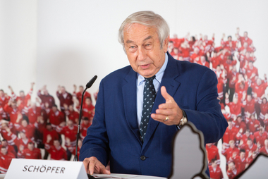 Rotkreuz-Präsident Gerald Schöpfer spricht am Podium