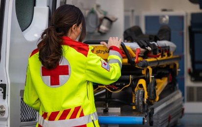 Sanitäterin mit Rettungstrage