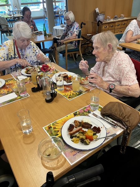 Grillfest im Seniorenwohnhaus Elsbethen