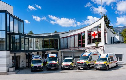 Der neue Fuhrpark des Roten Kreuzes Osttirol an der Bezirksstelle.