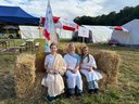 Kinder sitzen mit Togas auf Heuballen