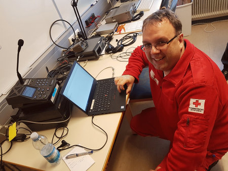 Rot-Kreuz-Mitarbeiter Roland Weißenböck bedient das Funkgerät