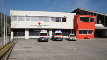 Ortsstelle Sillian - © ÖRK Osttirol/OSt Sillian Das Gebäude der RK-Ortsstelle Sillian mit 3 Einsatzfahrzeugen