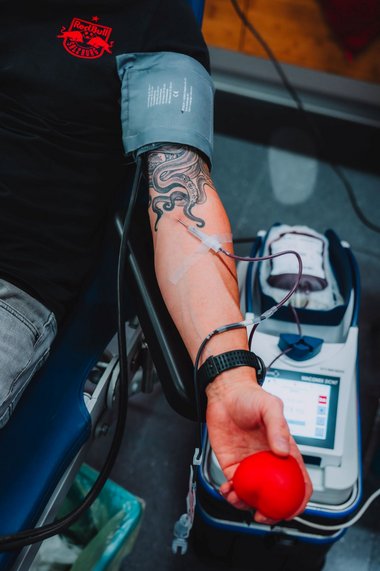 Ein Arm, der Blut spendet