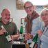 Schauspieler und Autor Rudi Roubinek, Willi Bründlmayer und Prof. Elisabeth Stadler, Generaldirektorin und Vorstandsvorsitzende der Vienna Insurance Group mit dem Rotkreuz-Wein 2021 „Henry Dunant“