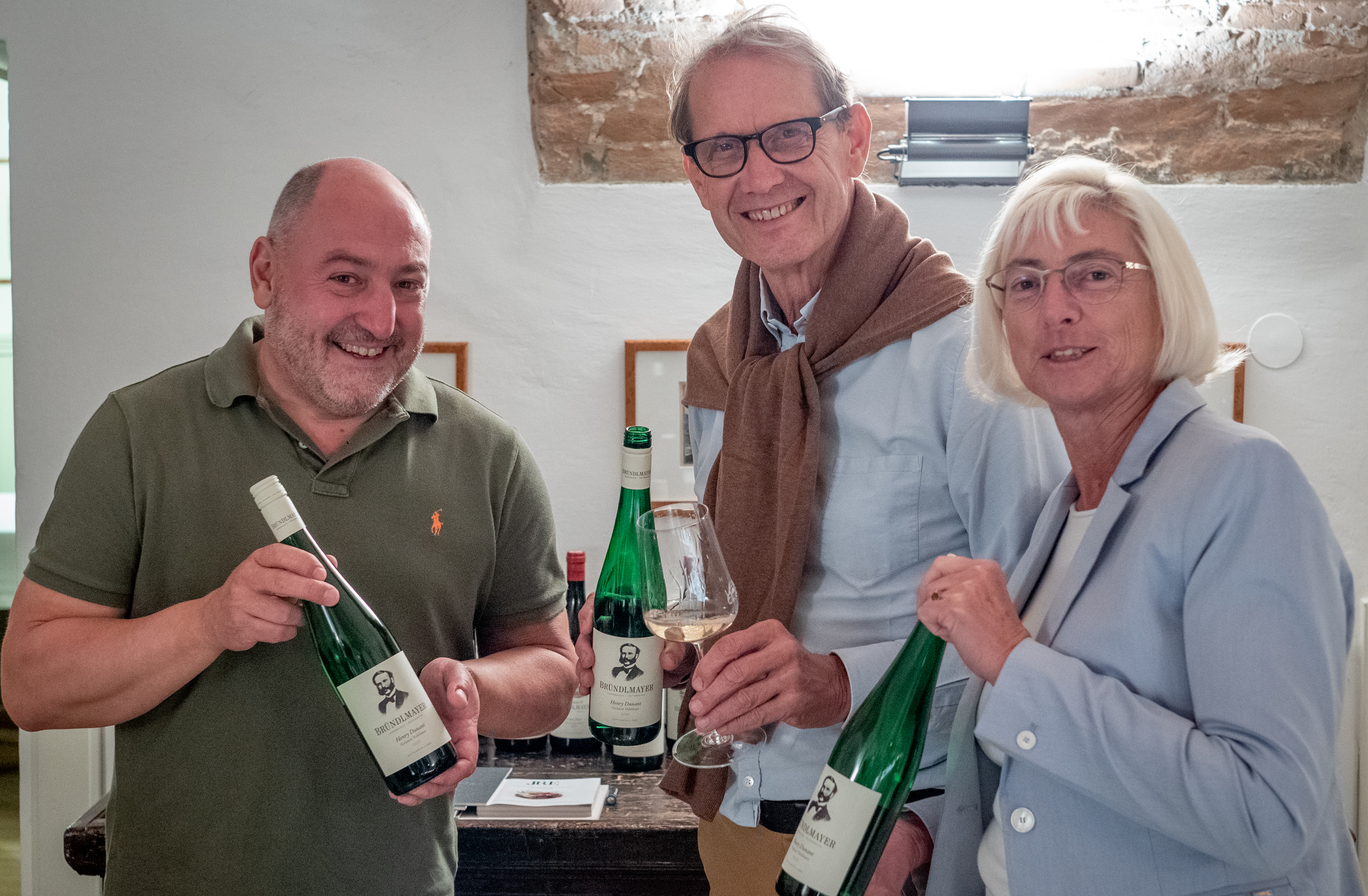 Rotkreuzwein Henry Dunant - © RK NÖ Schauspieler und Autor Rudi Roubinek, Willi Bründlmayer und Prof. Elisabeth Stadler, Generaldirektorin und Vorstandsvorsitzende der Vienna Insurance Group mit dem Rotkreuz-Wein 2021 „Henry Dunant“