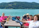 Ahoi. Gemütliche Schiffsfahrt mit idyllischer Aussicht.