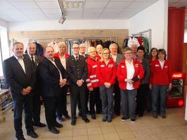 Gruppenfoto bei der Eröffnung unseres Henry Ladens in Groß-Siegharts.