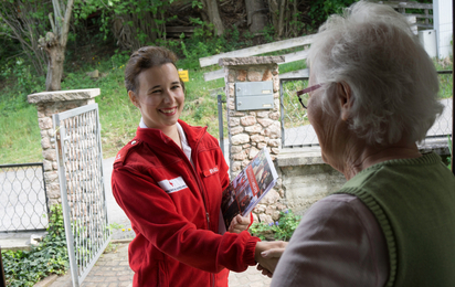 Mitarbeiterin besucht ältere Dame